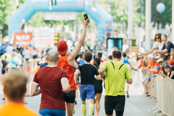 Carrera Maratón Corredores Profesionales Aficionados Juntos —  Fotos de Stock