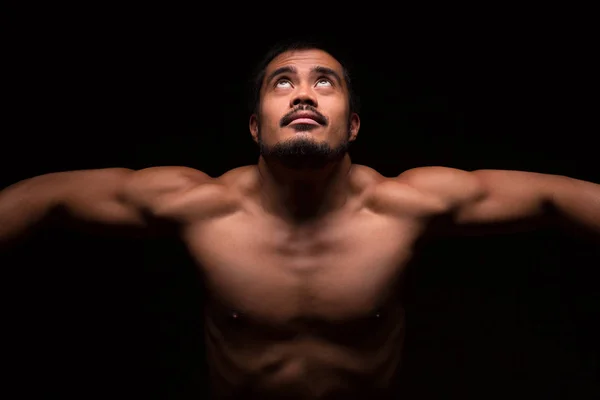 Jovem Homem Forte Posando Fundo Escuro — Fotografia de Stock