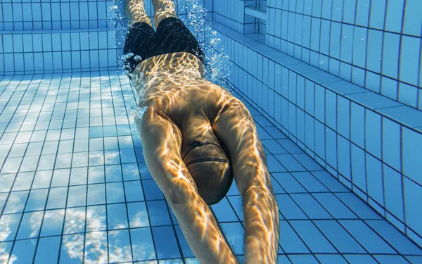 Hombre Joven Nadando Piscina —  Fotos de Stock