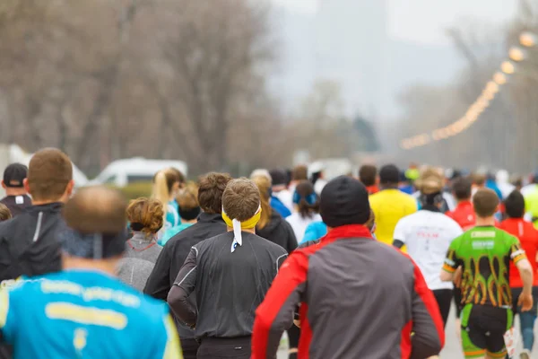 Marathonlauf Profi Und Hobbyläufer Gemeinsam — Stockfoto