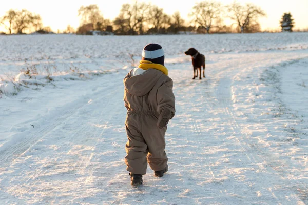 Kind Läuft Auf Dem Schnee lizenzfreie Stockfotos