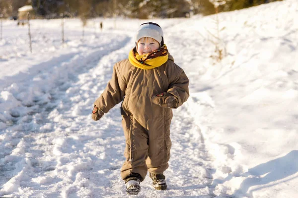 Glücklicher Kleiner Junge Winterfeld Stockfoto