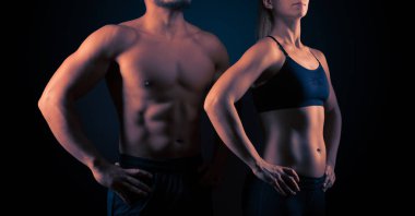 Mükemmel şekillendirilmiş kadın ve erkek üst kurumlar. Fitness, egzersiz ve eğitim kavramı