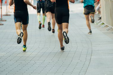 Maraton koşusu, profesyonel ve amatör koşucular birlikte.