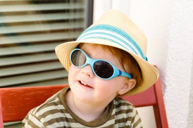 Çocuk vakit geçirmek ve gündüz leri parkta eğlenmek