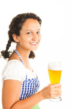 bira bardak ile güzel genç kadın