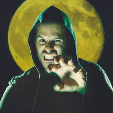 genç, öfkeli bir adam portresi 