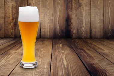 Ahşap arka planda cam soğuk bira