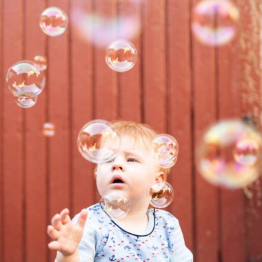 Çocuk vakit geçirmek ve gündüz leri parkta eğlenmek