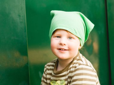 Çocuk vakit geçirmek ve gündüz leri parkta eğlenmek