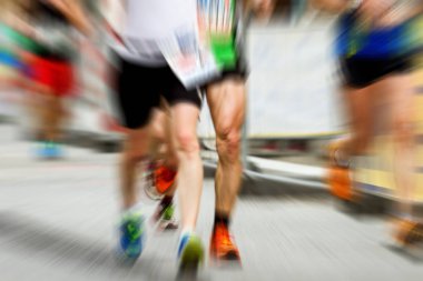 Maraton koşmak dinamik yakınlaştırma patlama etkisi ile. Profesyonel ve amatör koşucular birlikte.