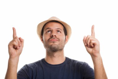 Elleri ile bir tavsiye veren hasır şapka ile neşeli adam.