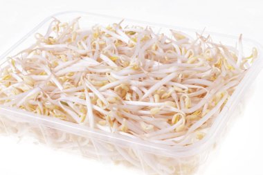 Beyaz bir kapta makarna