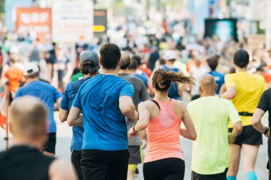 Maraton koşusu, profesyonel ve amatör koşucular birlikte.