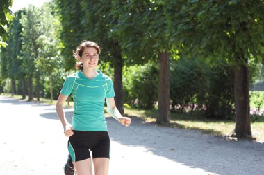 Parktaki Genç Kadın