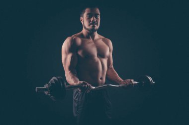 güçlü delikanlı koyu arka plan üzerinde poz