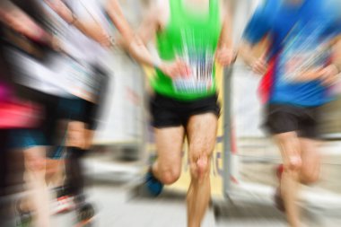 Maraton koşmak dinamik yakınlaştırma patlama etkisi ile. Profesyonel ve amatör koşucular birlikte.