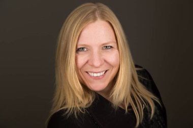 Güzel bir genç kadının portresi.