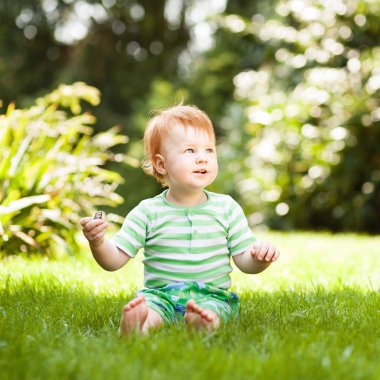 Çocuk vakit geçirmek ve gündüz leri parkta eğlenmek