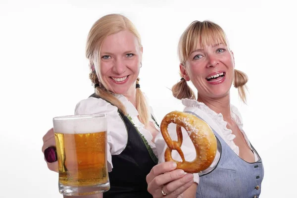 Δύο Γυναίκες Χαρούμενος Στην Παραδοσιακές Βαυαρικές Ενδυμασίες — Φωτογραφία Αρχείου