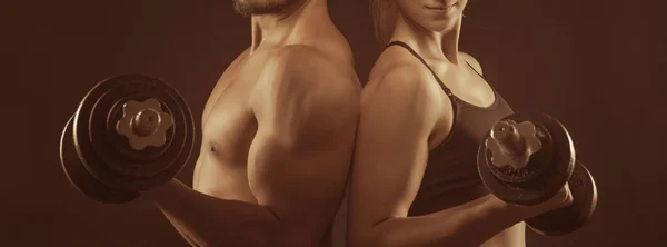 Mükemmel şekillendirilmiş kadın ve erkek üst kurumlar. Fitness, egzersiz ve eğitim kavramı