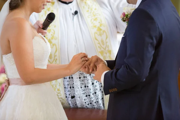 結婚式 瞬間と人々の休日のお祝いのイベント 花嫁と新郎 — ストック写真