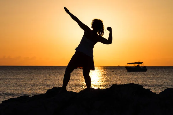 Silhouet Van Vrouw Het Strand — Stockfoto