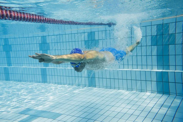 Junger Mann Schwimmt Pool — Stockfoto