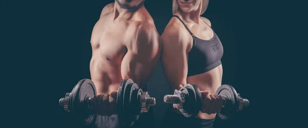 Jeune Couple Sportif Sur Fond Sombre — Photo