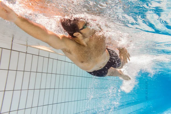 Hombre Joven Nadando Piscina —  Fotos de Stock