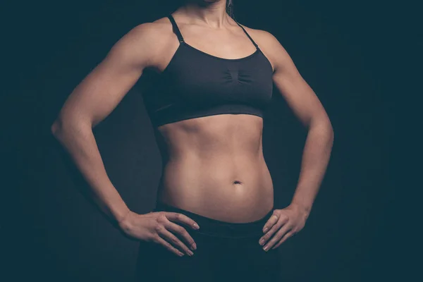 Joven Mujer Deportiva Sobre Fondo Oscuro —  Fotos de Stock