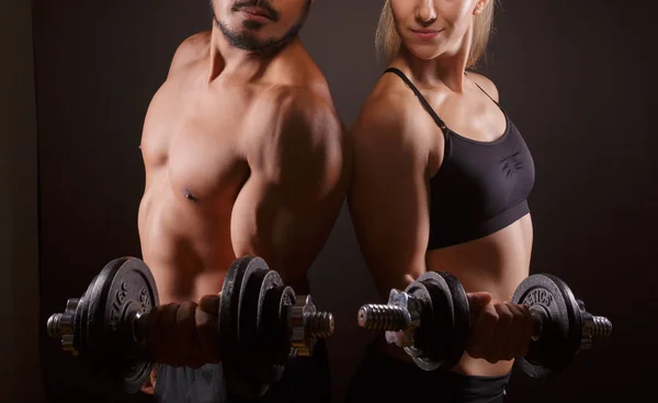 Couple Sportif Avec Haltères Sur Fond Sombre — Photo