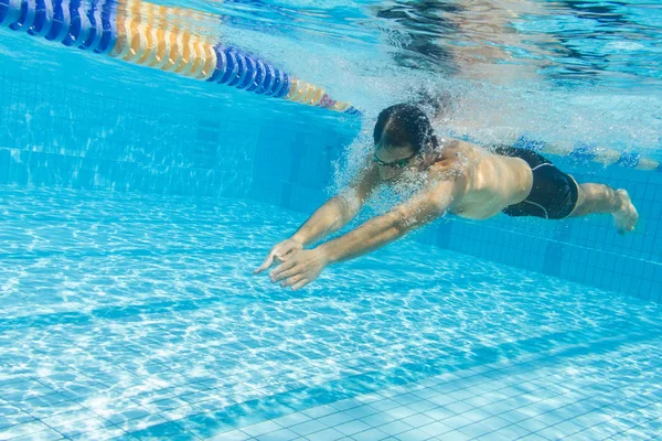 Hombre Nadando Una Piscina —  Fotos de Stock