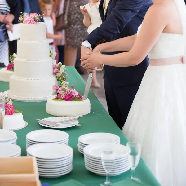 結婚式 瞬間と人々の休日のお祝いのイベント 花嫁と新郎 — ストック写真