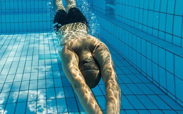 Hombre Nadando Una Piscina —  Fotos de Stock