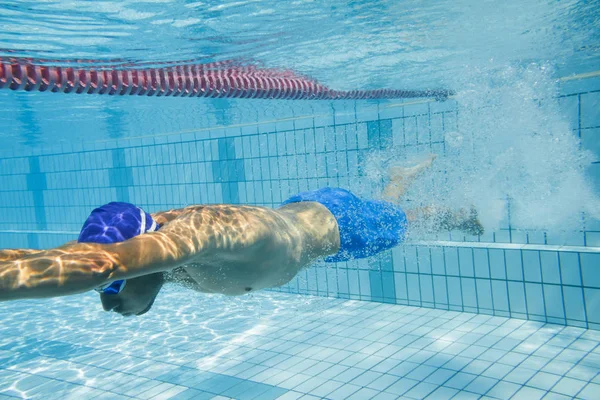 Hombre Joven Nadando Piscina —  Fotos de Stock