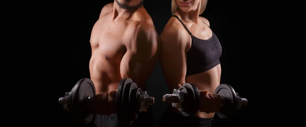 Couple Sportif Avec Haltères Sur Fond Sombre — Photo