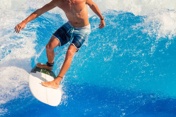 Surfista cavalcando le onde — Foto Stock