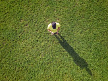 Yetişkin genç adam insansız hava aracını kontrol ediyor ve fotoğraf çekiyor. 