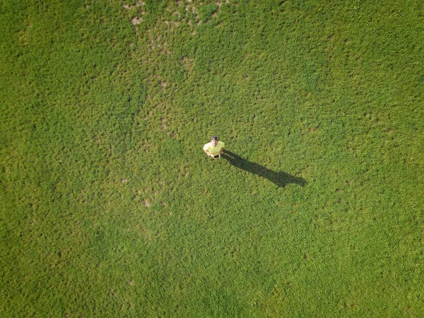 Hombre joven adulto está controlando su dron y tomando algunas fotos — Foto de Stock