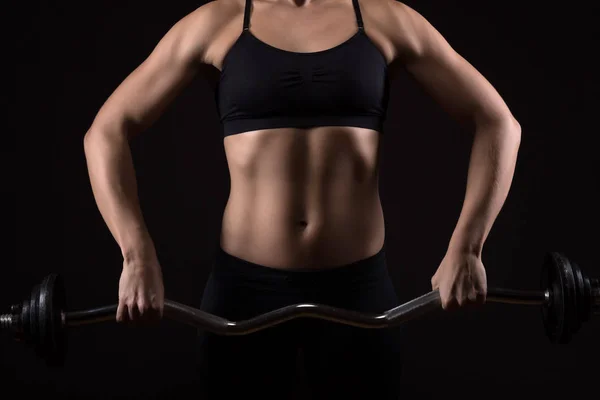 Kvinna med perfekt utbildad kropp tränar på en skivstång. Fi — Stockfoto