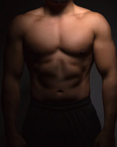 Torso masculino perfecto con músculos definidos de pecho, abdomen y brazo . — Foto de Stock