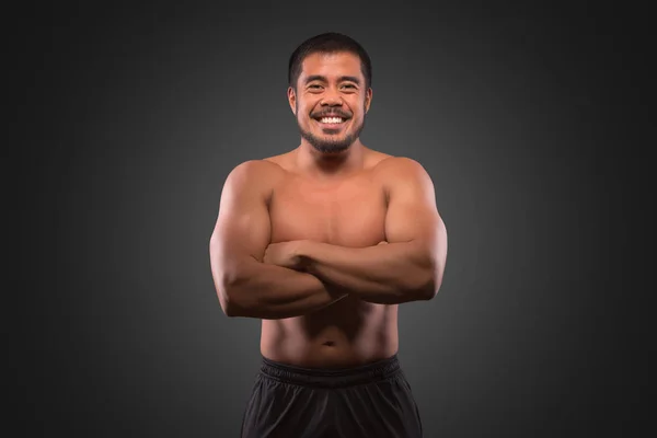 Sonriente asiático hombre con muscular superior cuerpo aislado en gris espalda —  Fotos de Stock