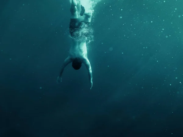 Un uomo che cade in acqua. Colpo subacqueo. Vacanza, sport e — Foto Stock