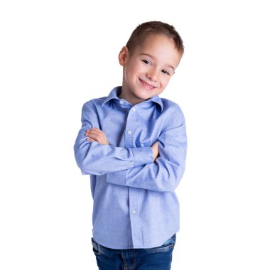 5-6 yaşındaki akıllı çocuk kolları çapraz ile ayakta. Çocukluk, yaşam tarzı ve eğitim kavramı.