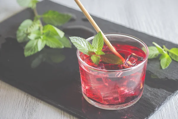 Buz ve nane ile ferahlatıcı nar suyu içmek