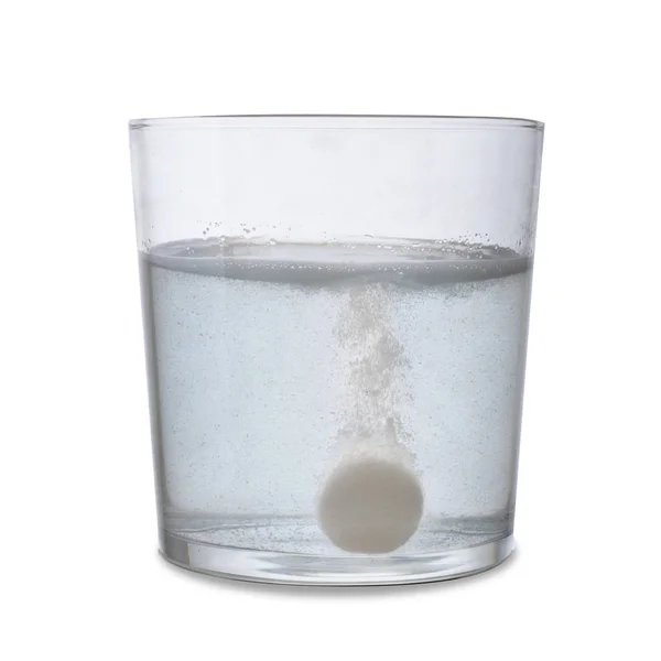 Efervesan tablet bir bardak su ile eriterek. Beyaz arka plan üzerinde izole.