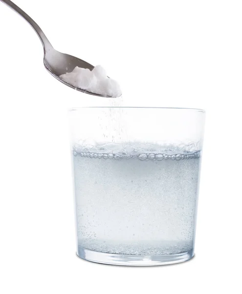 Vierta Medicamento Polvo Efervescente Vaso Agua Aislado Sobre Fondo Blanco —  Fotos de Stock