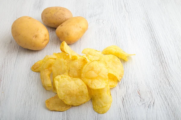 Chips Mit Rohen Kartoffeln Auf Weißem Holzhintergrund Kopierraum — Stockfoto