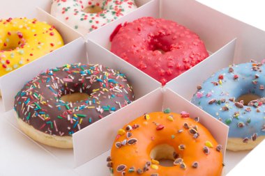 Kutuda çeşitli renklerin Donuts seti